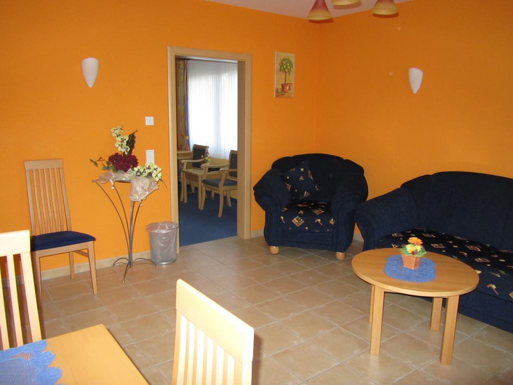 Hotel Zur Burg Nuerburg Szoba fotó