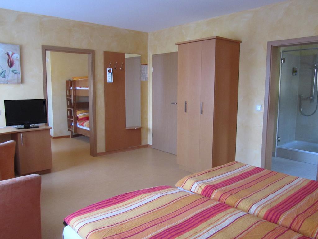 Hotel Zur Burg Nuerburg Szoba fotó
