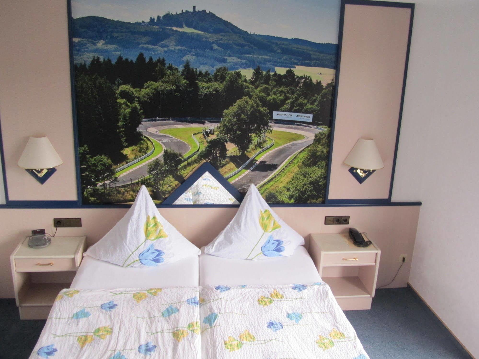Hotel Zur Burg Nuerburg Kültér fotó